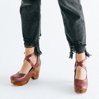closed toe clogs with strap