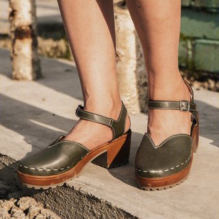 closed toe sandal clogs